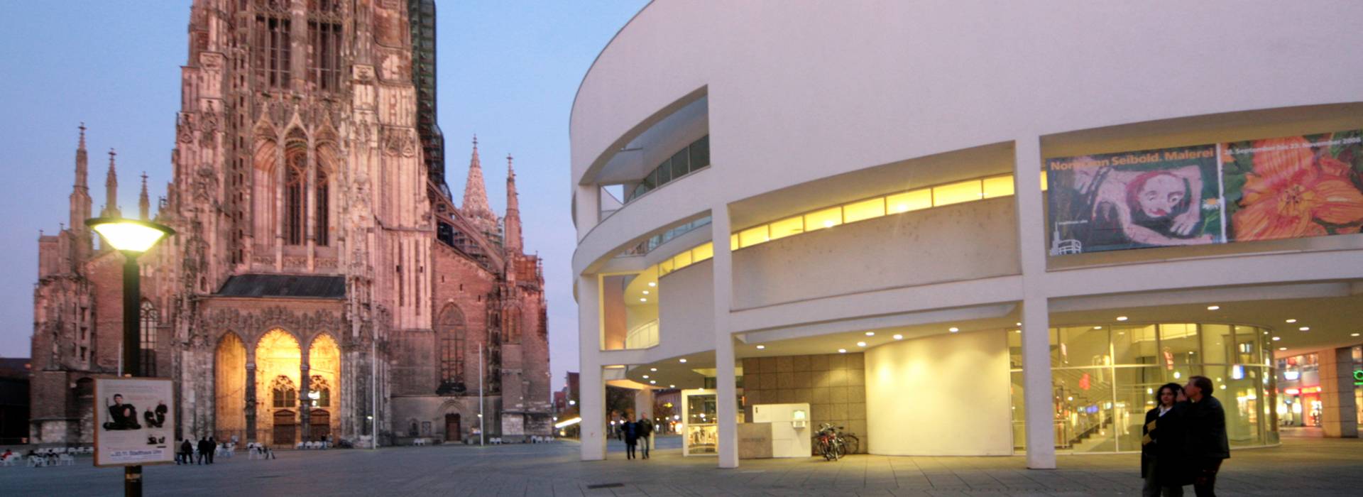 Das Ulmer Münster und  das Stadthaus während der abendlichen Dämmerung. Foto: Ulm/Neu-Ulm Touristik GmbH - Stadtarchiv Ulm 